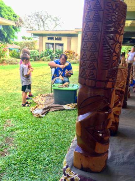 poipu_shopping_village_the_village_market_live_wood_carver