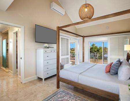 a 4 poster bed in a poipu rental